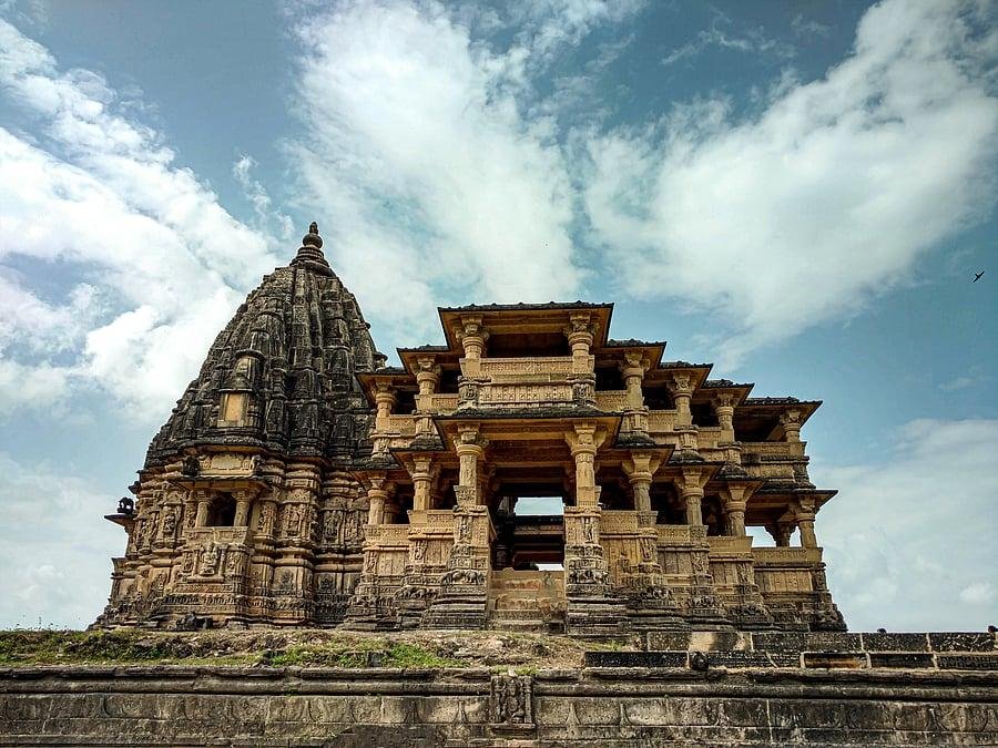 Navlakha Temple Ghumli: History, Architecture, Timings & Mudras Stays Guide