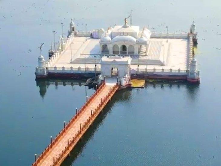 Jal Mandir Lake: The Serene Sacred Waters of Pavapur