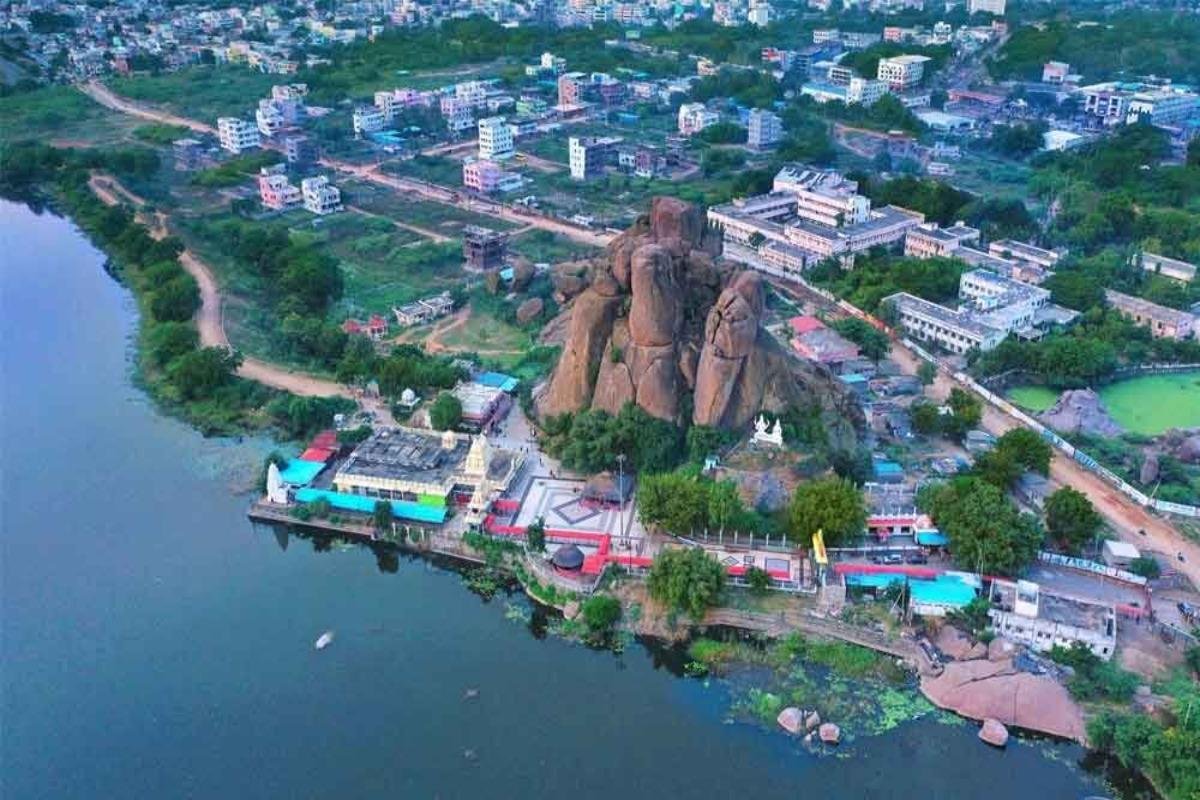 Bhadrakali Temple: The Sacred Lakeside Temple of Goddess Bhadrakali in Warangal