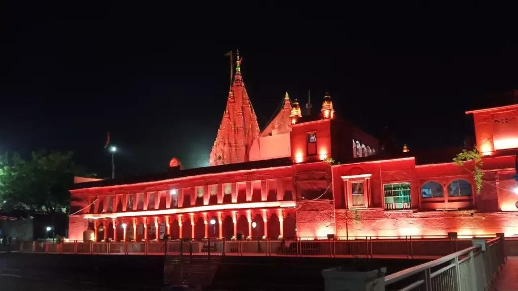 Witness the Sacred Durga Kund Aarti in Varanasi’s Red Temple