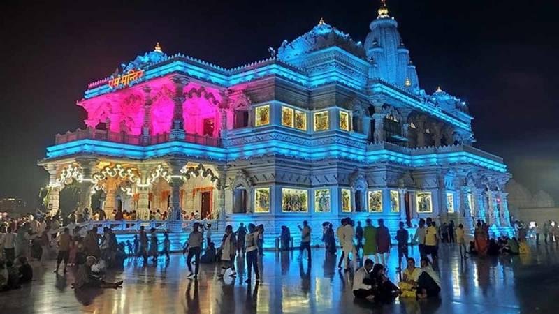 Step Into the Royal Devotion of Dwarkadhish Aarti in Mathura