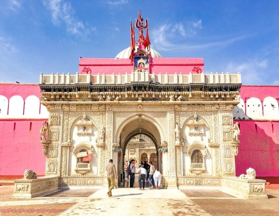 Witness the Sacred Karni Mata Aarti at Deshnok’s Unique Shrine